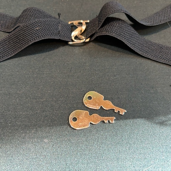 Vintage 1970s Blue Faux Leather Large Suitcase with‎ Buckle Front & Lock - Picture 7 of 9